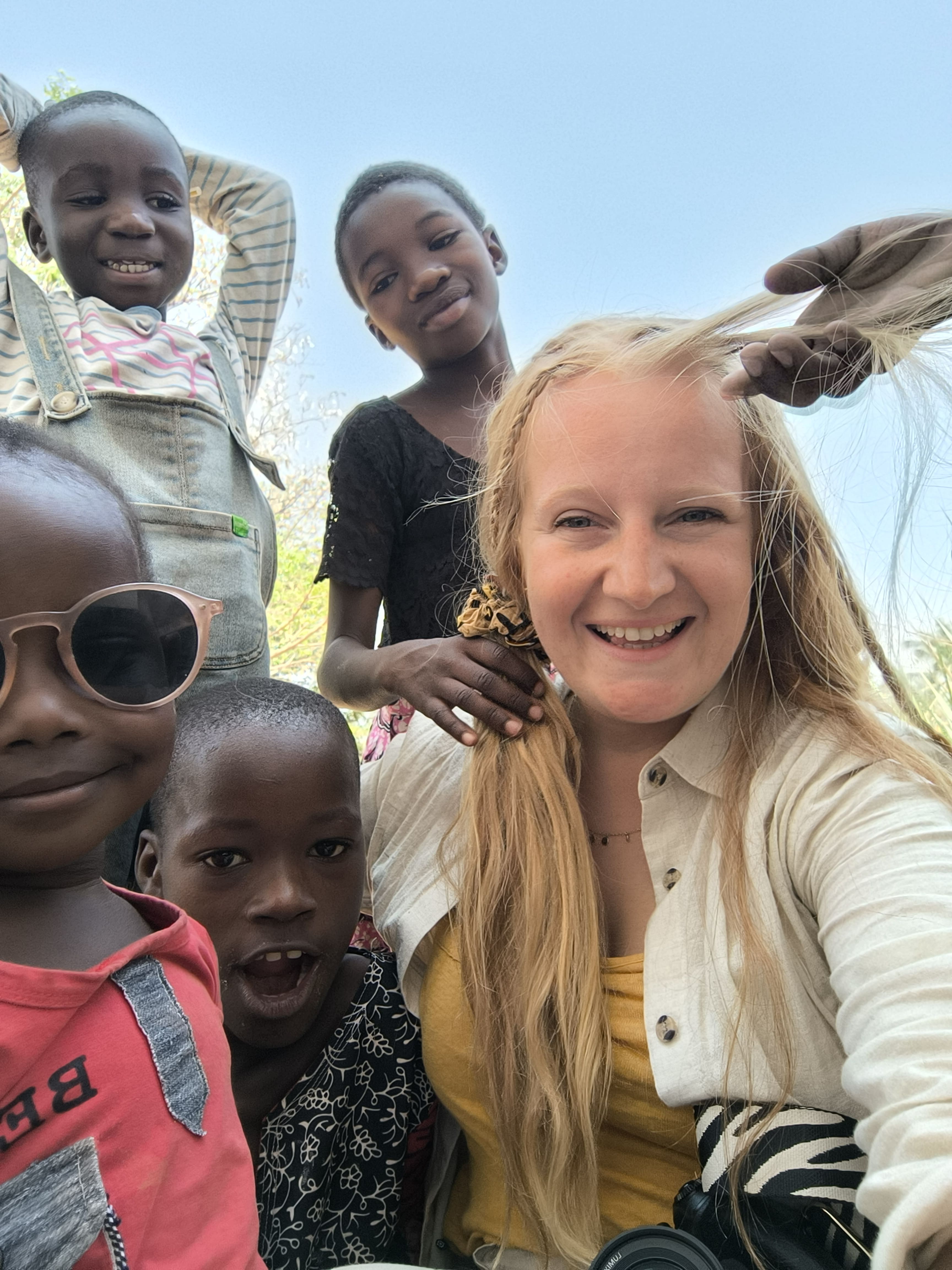 Héloïse avec les enfants de l'orphelinat