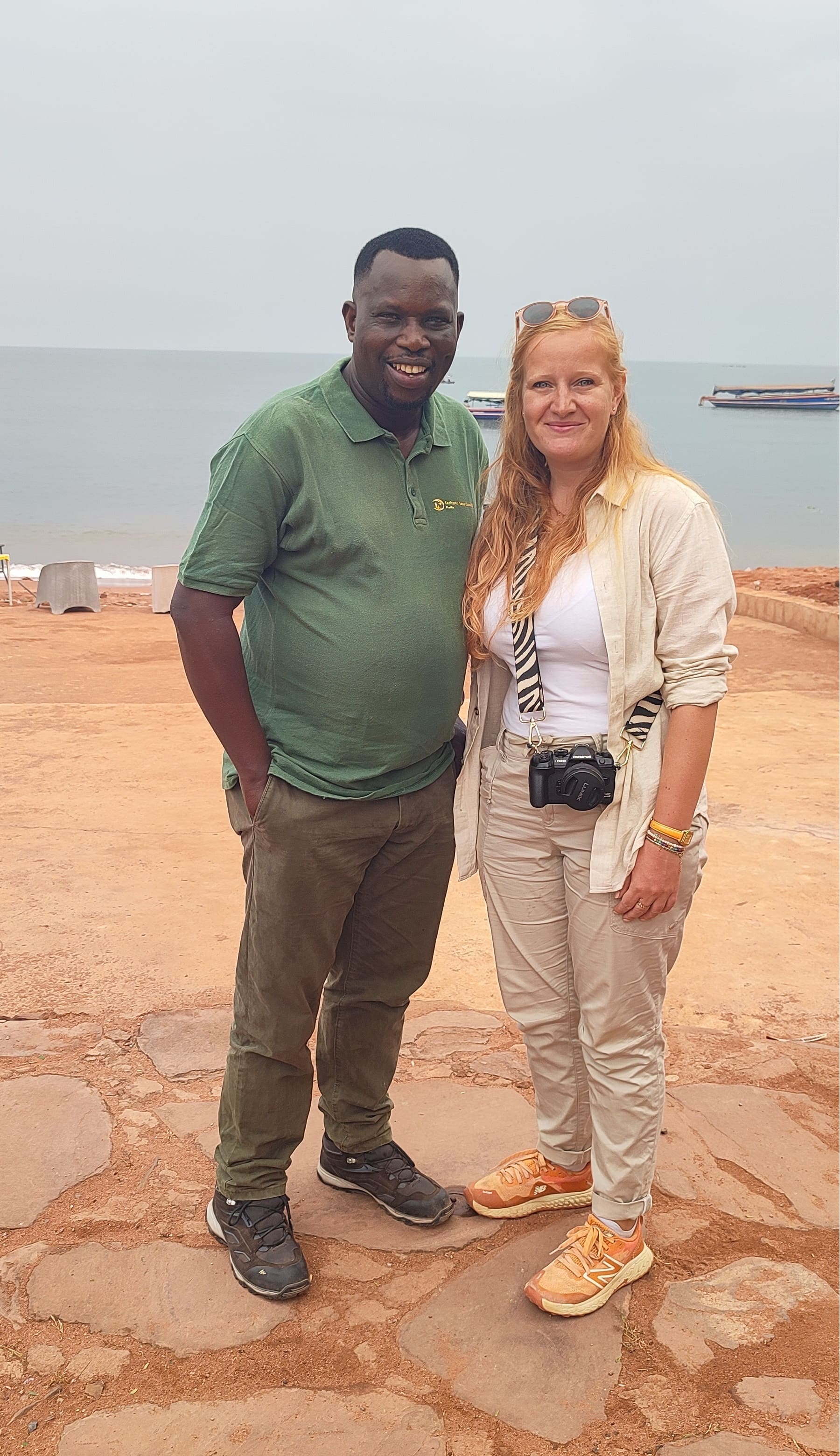 Héloïse avec Kenneth, directeur de l'orphelinat